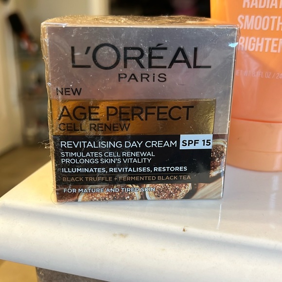 L’Oreal Perez age, perfect cell renew cream. It stimulates cell renewal. - Picture 1 of 5